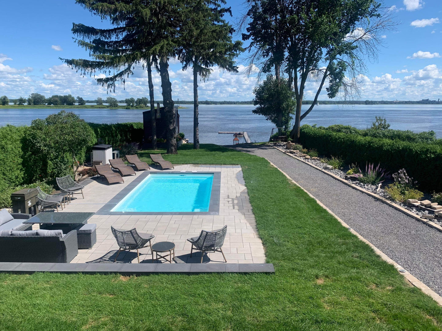 F-25 22' x 12' x 4'6''